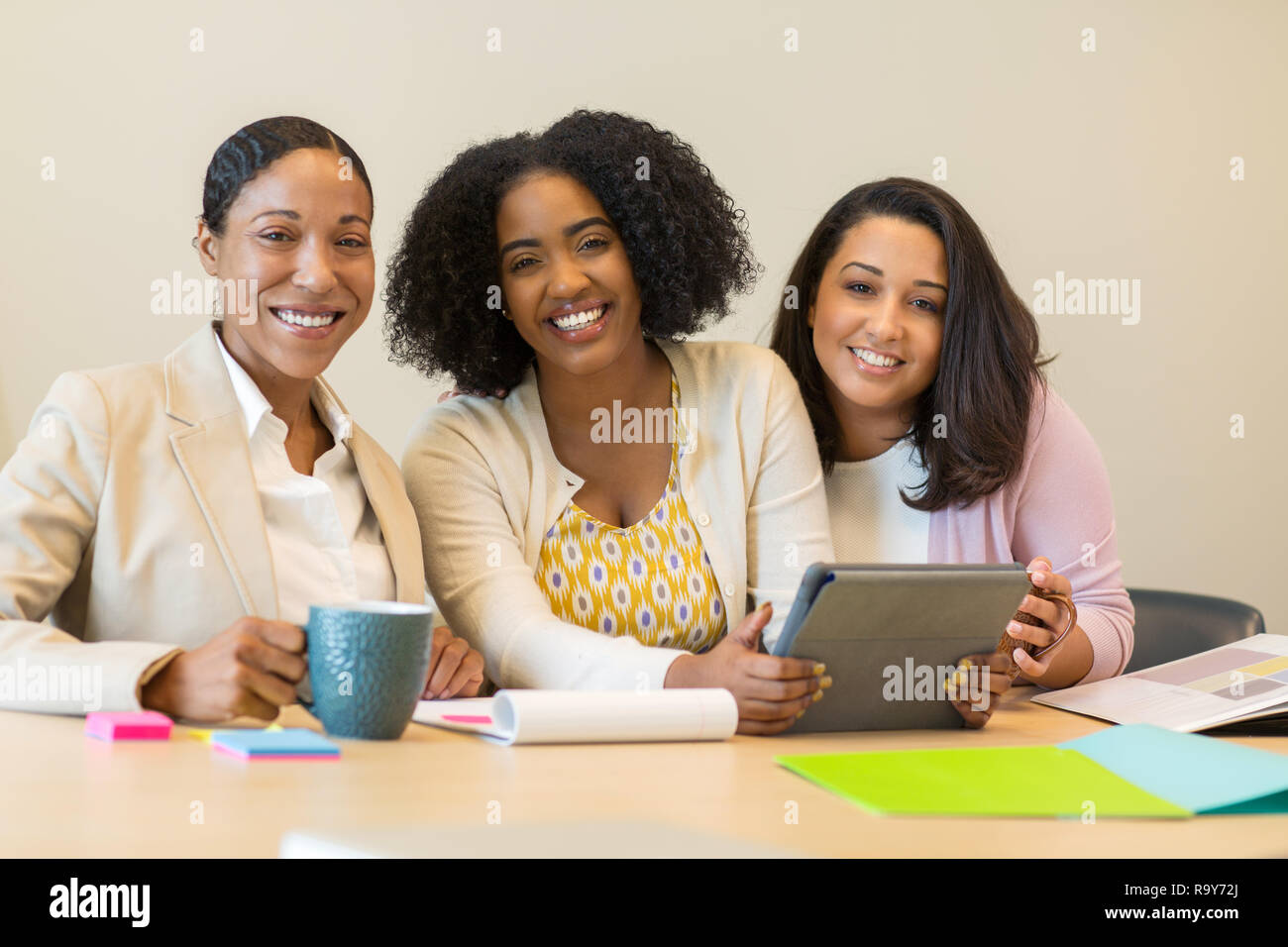 Multi-ethnische Gruppe von Frauen bei der Arbeit. Stockfoto