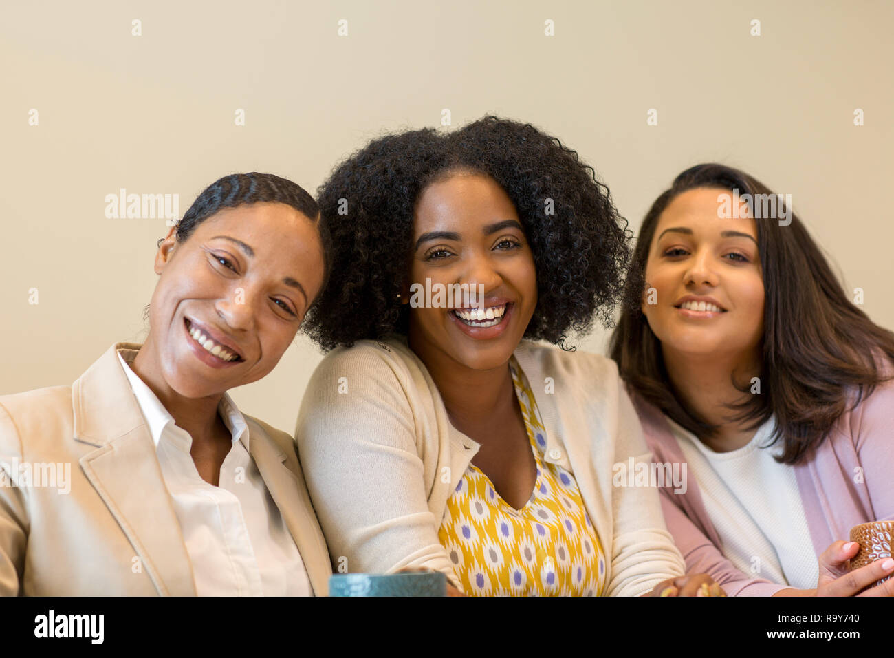 Multi-ethnische Gruppe von Frauen bei der Arbeit. Stockfoto