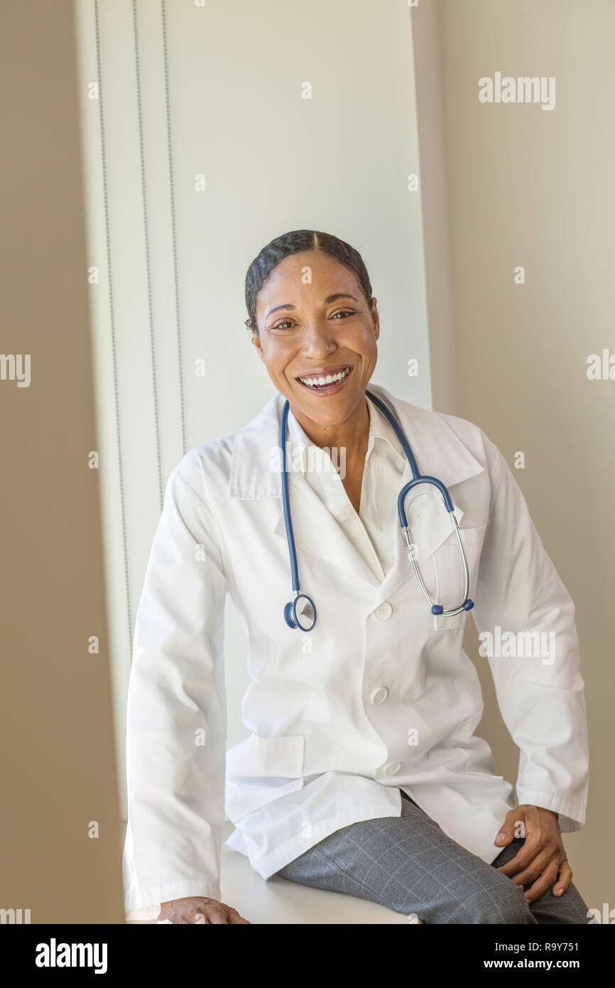 Portrait einer afrikanischen amerikanischen Ärztin. Stockfoto