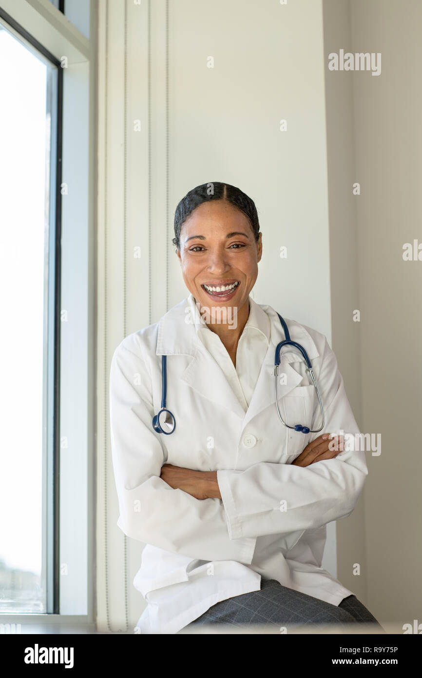 Porträt einer zuversichtlich Afrikanische amerikanische Ärztin. Stockfoto