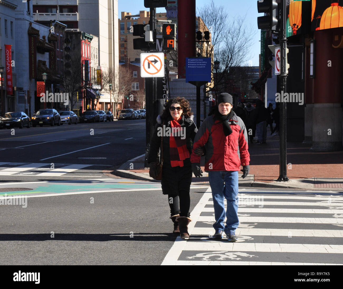 Frau und autistischen Sohn Kreuzung Straße in Chinatown, Washington DC Stockfoto