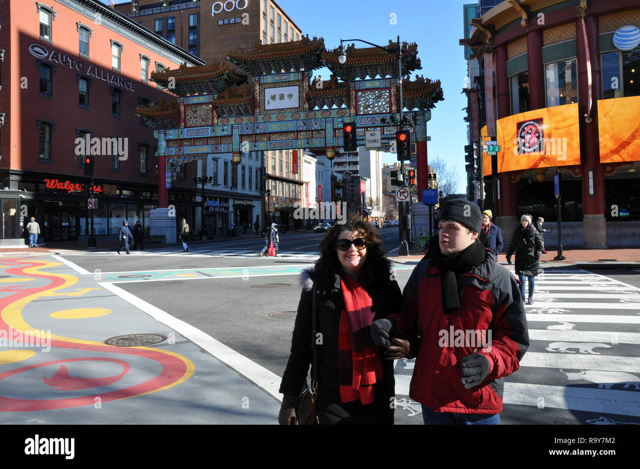Brasilianische Frau und autistischen Sohn Einkaufen in Chinatown, Washington DC Stockfoto