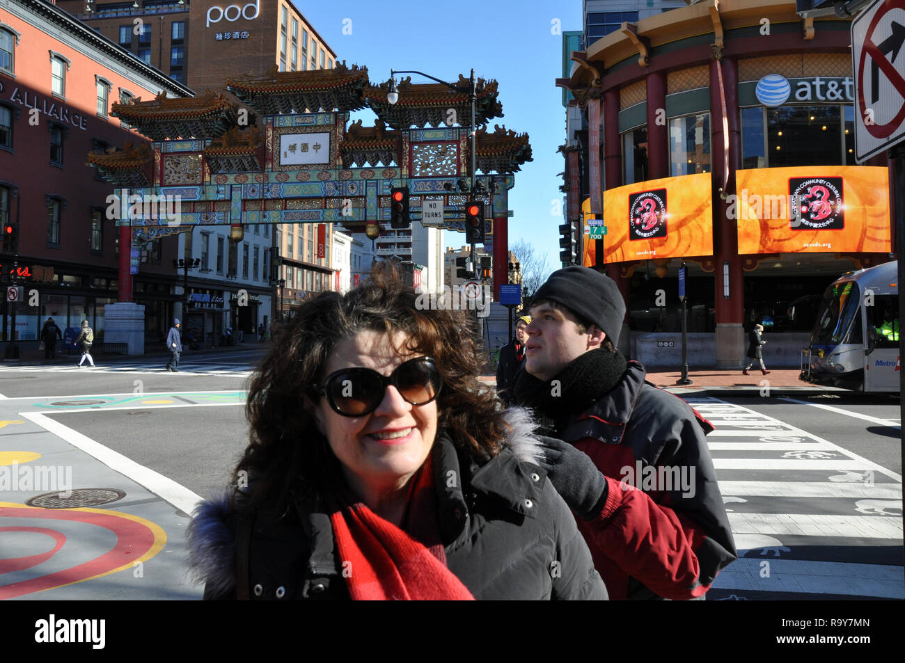 Frau und Mann touristische Shopping in Chinatown, Washington DC Stockfoto