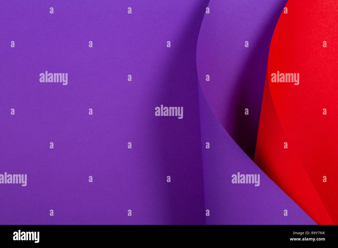 Abstrakte farbenfrohe Hintergrund. Rot Violett lila Farbe Papier in geometrischen Formen Stockfoto