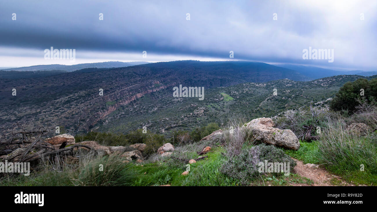 Regen Wolken über der Judäischen Hügeln in Israel. Stockfoto
