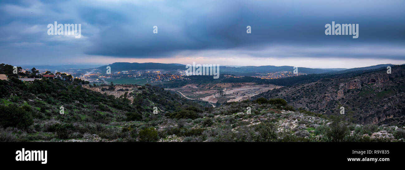 Sturmwolken über der Küste Israels Ebene. Ein Foto in der Judäischen Hügeln, Blick nach Westen. Stockfoto
