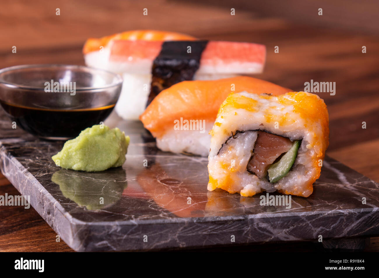 Sushi-Sashimi und Sushi Rolls Set auf Stein Schiefer serviert Stockfoto