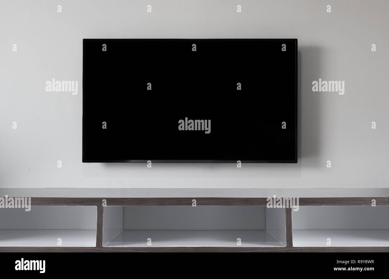 Breitbildfernseher auf weiße Wand Stockfoto