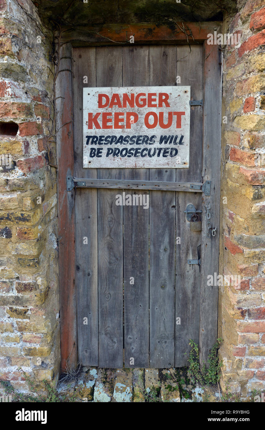 Die Gefahr, sich auf alte Holztür halten. Stockfoto