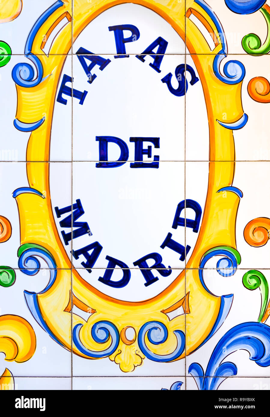 Madrid Tapas de Madrid sign on Glasierte keramische Fliesen auf traditionelle Tapas Bar auf der Gran Via in Madrid. Stockfoto