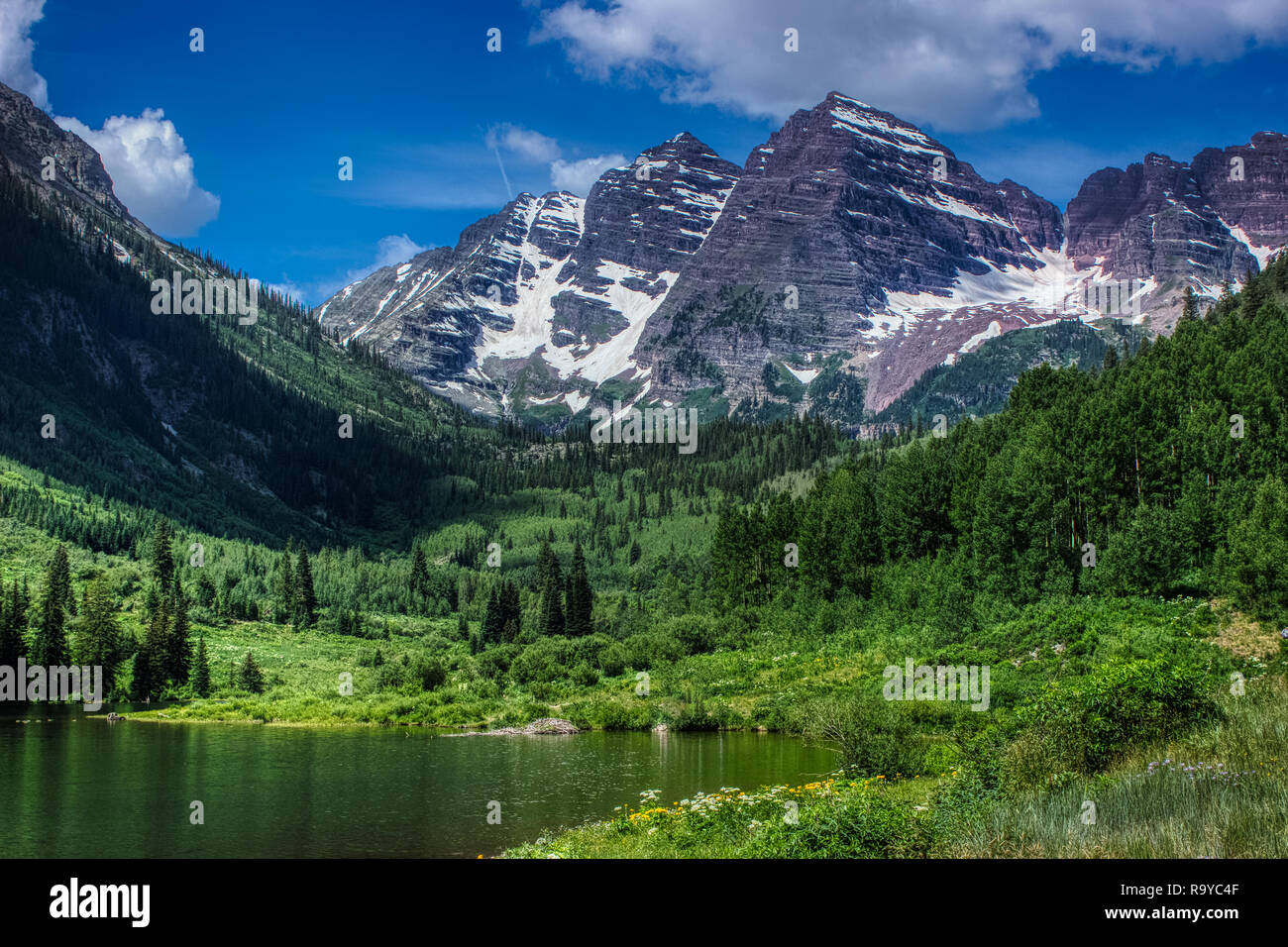 Majestätische Gipfel und Maroon Maroon Bells See an einem sonnigen Tag und blauer Himmel im Sommer in der Nähe von Aspen, Colorado Stockfoto