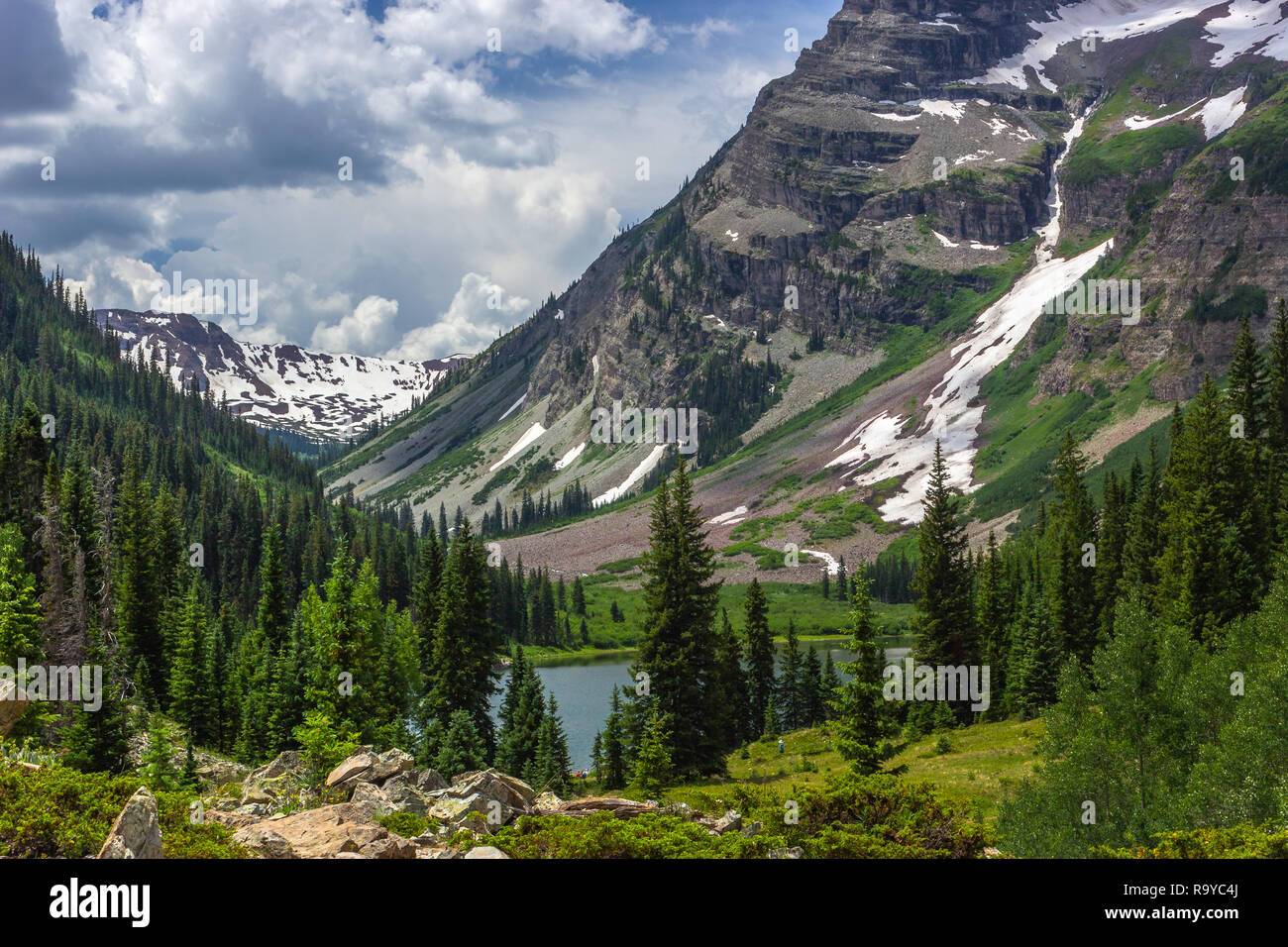 Wunderschöne kastanienbraune Glocken und Kratersee in Snowmass Wildnis in Aspen, Colorado mit einem blauen Himmel und Wolken im Sommer Stockfoto