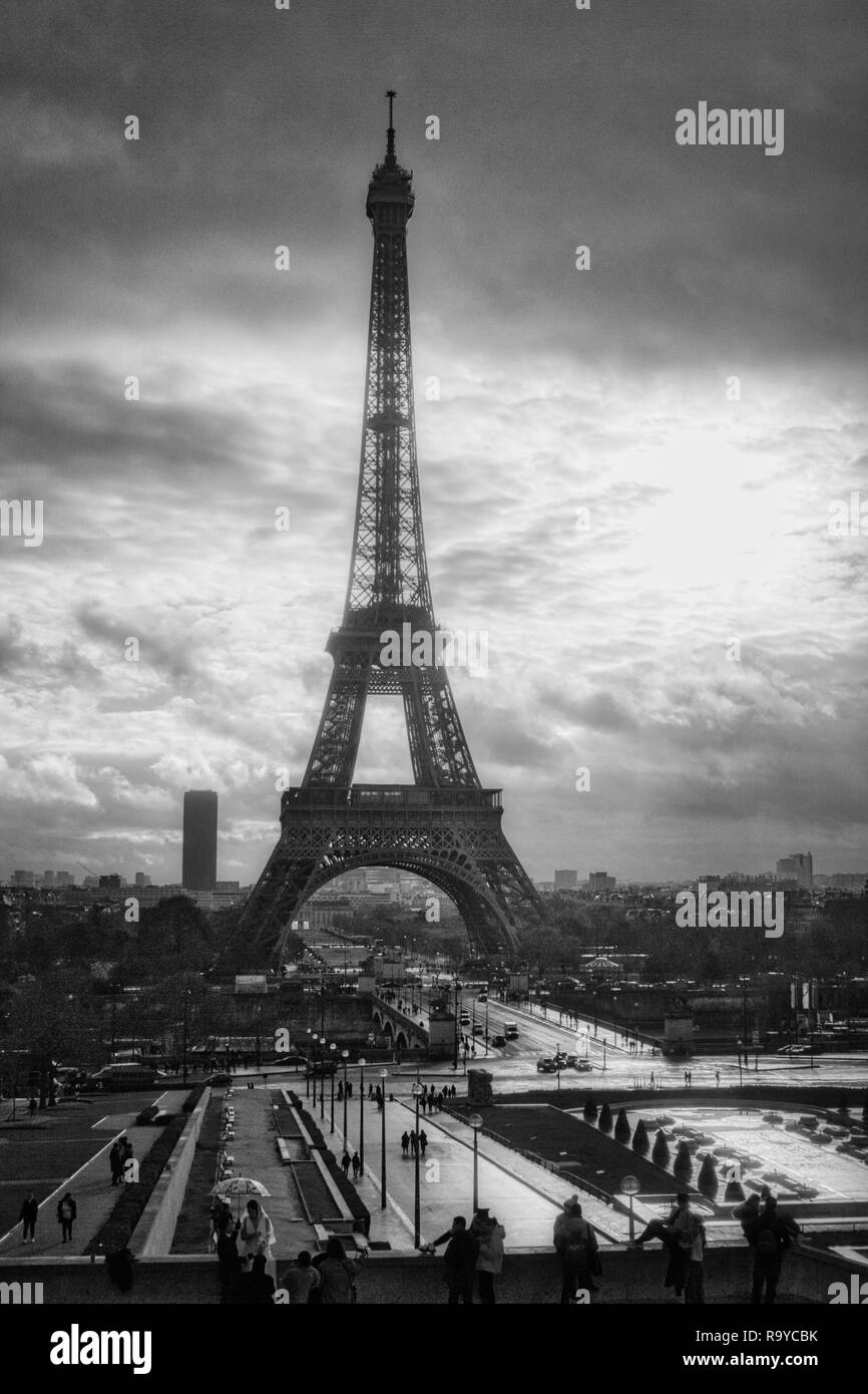Einen wunderschönen Blick auf den Eiffelturm von Trocadéro Gärten an einem bewölkten Herbst Tag mit dramatischen Himmel, Paris, Frankreich Stockfoto