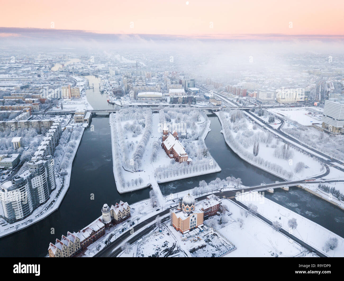 Antenne: Stadtbild von Kaliningrad im Winter Stockfoto