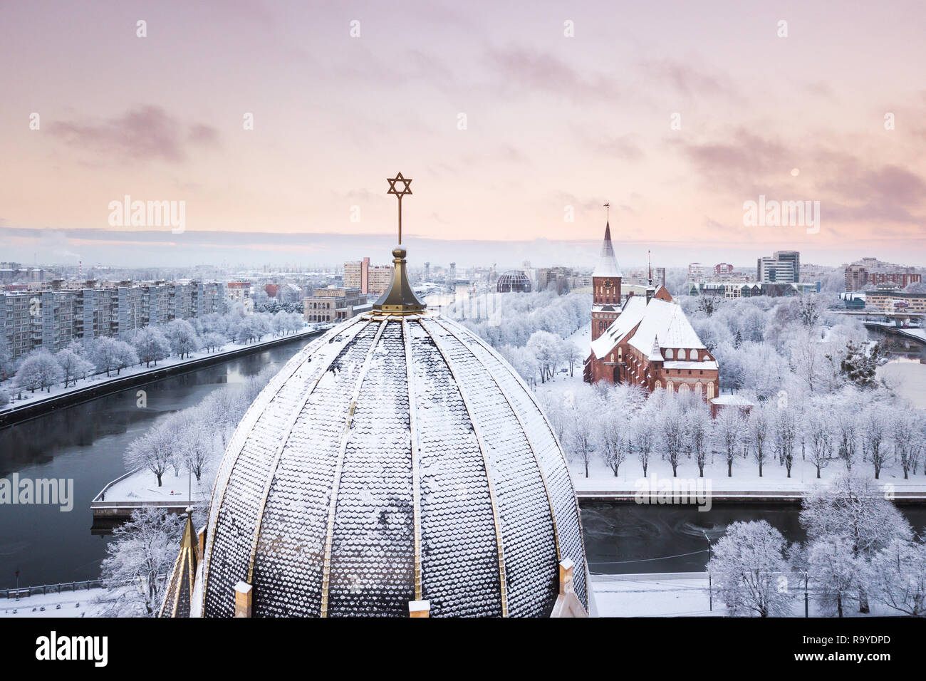 Der Turm der Synagoge auf dem Hintergrund der Kathedrale in Kaliningrad im Winter Stockfoto