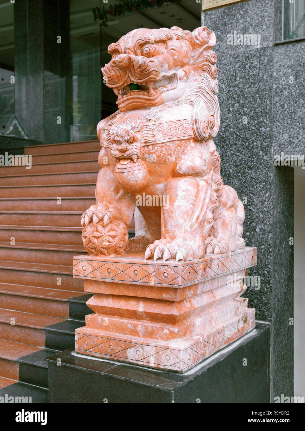 Löwen aus Marmor am Eingang eines Tempels, Vietnam Stockfoto
