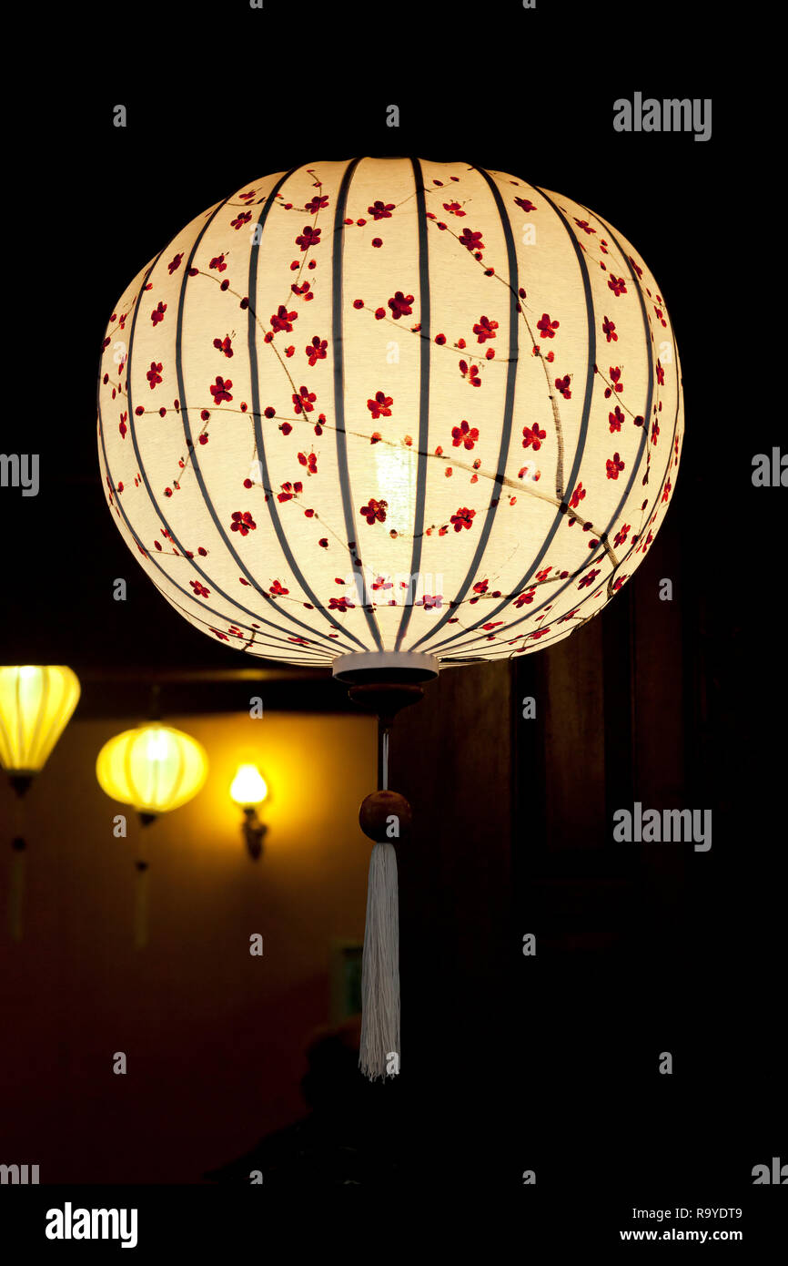 In der Nähe von weißen Chinesische Laterne auf schwarzem Hintergrund Stockfoto