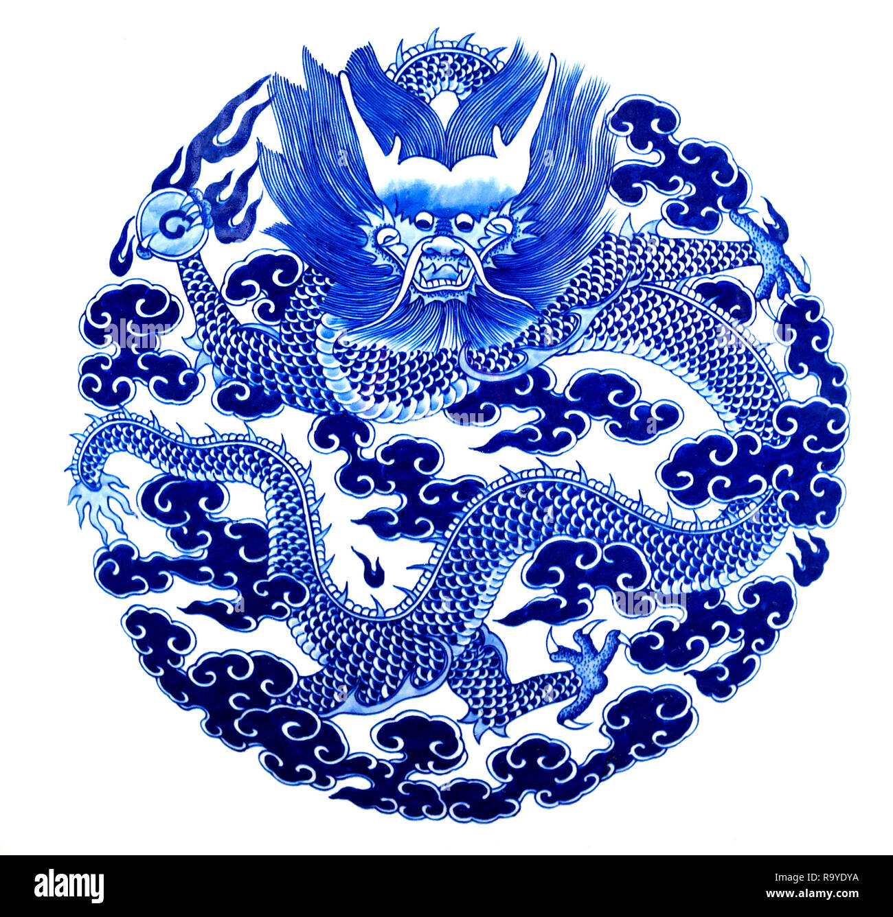 Chinesischer Drache gemalt auf einem keramischen Vase mit kobalt blau glasiert Stockfoto