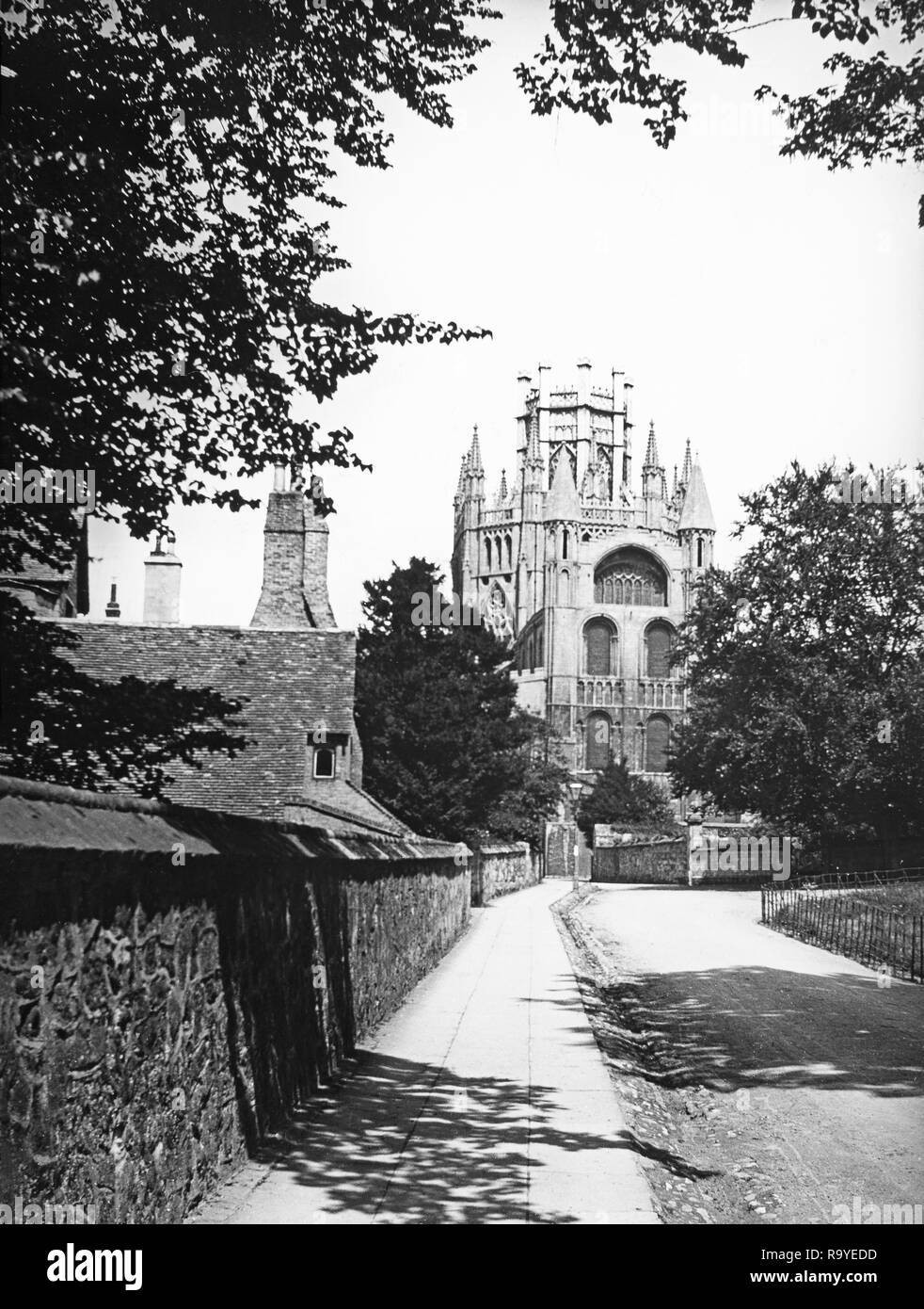 Späten Viktorianischen schwarz-weiß Foto der Kathedrale von Ely, Cambridgeshire, England. Die Kathedrale hat seinen Ursprung in der AD672 Wenn St Etheldreda eine Abtei Kirche gebaut. Das heutige Gebäude stammt aus 1083, und der Kathedrale Status wurde es im Jahre 1109 gewährt. Bis zur Reformation war es die Kirche des Hl. Etheldreda und St. Peter, bei dem Punkt, den es wie die Kathedrale Kirche der heiligen und ungeteilten Dreifaltigkeit von Ely wiedergegründet wurde, weiterhin als wichtigste Kirche der Diözese von Ely, Cambridgeshire. Stockfoto