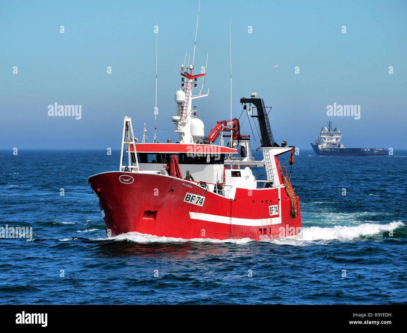 Fischerboot auf See. Stockfoto