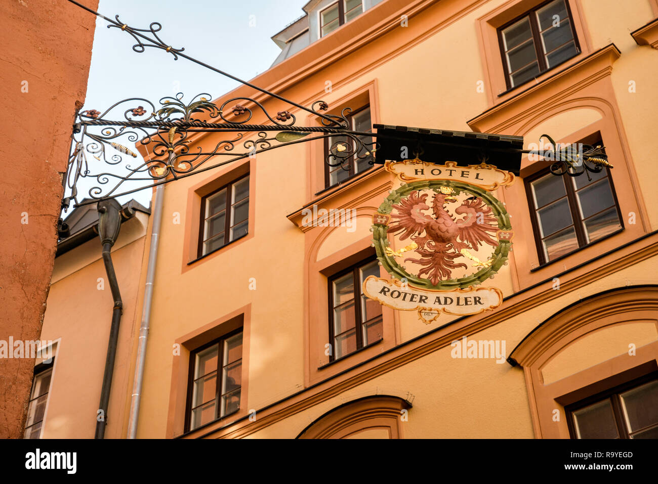 Anmeldung im Hotel Roter Adler, Studentenwohnheim in der seilergasse 6, Altstadt in Innsbruck, Tirol, Österreich Stockfoto