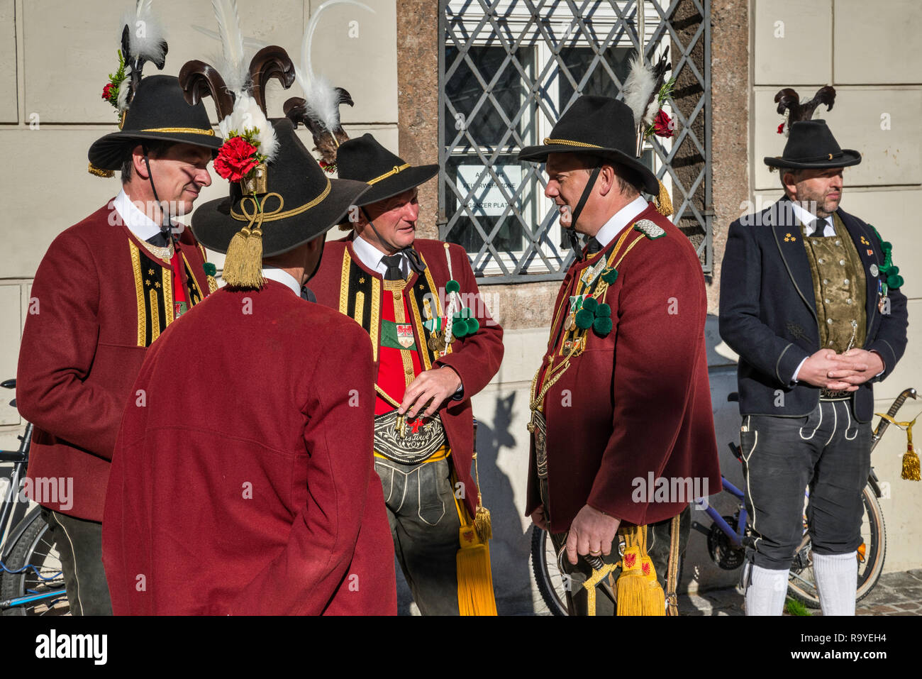 Männer tragen traditionelle Tiroler Kleidung, sammeln vor der Zeremonie an der Jesuitenkirche (Jesuitenkirche) am Karl-Rahner-Platz, Innsbruck, Tirol, Österreich Stockfoto