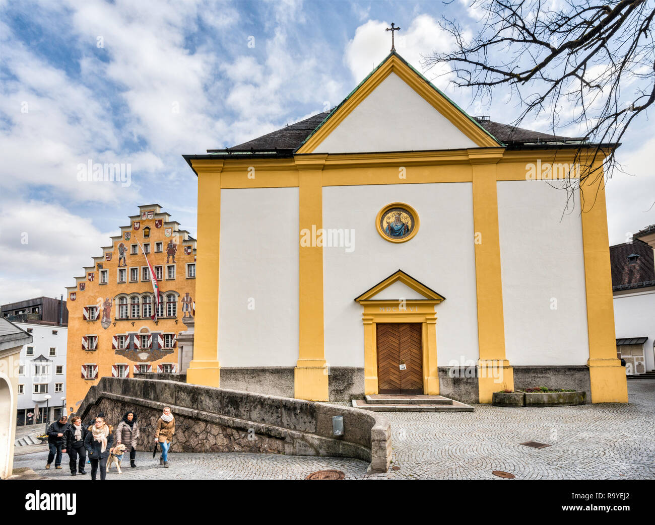 Pfarrkirche Sankt Vitus, Saint Vitus Kirche, Rathaus (Town Hall) hinter, Altstadt (Altstadt) Center in Kufstein, Tirol, Österreich Stockfoto