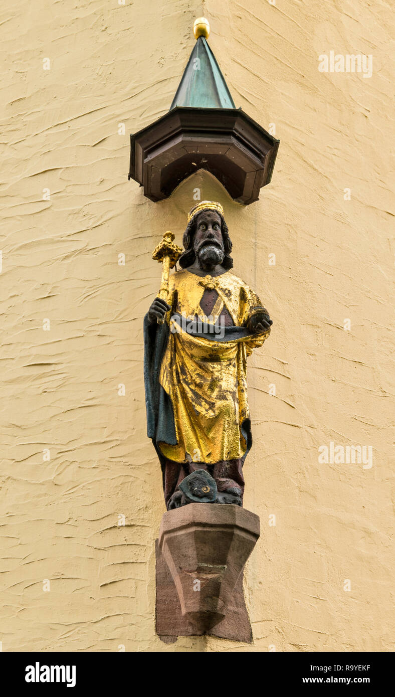 Statue von Heinrich II., Kaiser des Heiligen Römischen Reiches, in Gebäude Ecke Burgstraße, Altstadt (Altstadt) in Nürnberg, Bayern, Deutschland Stockfoto