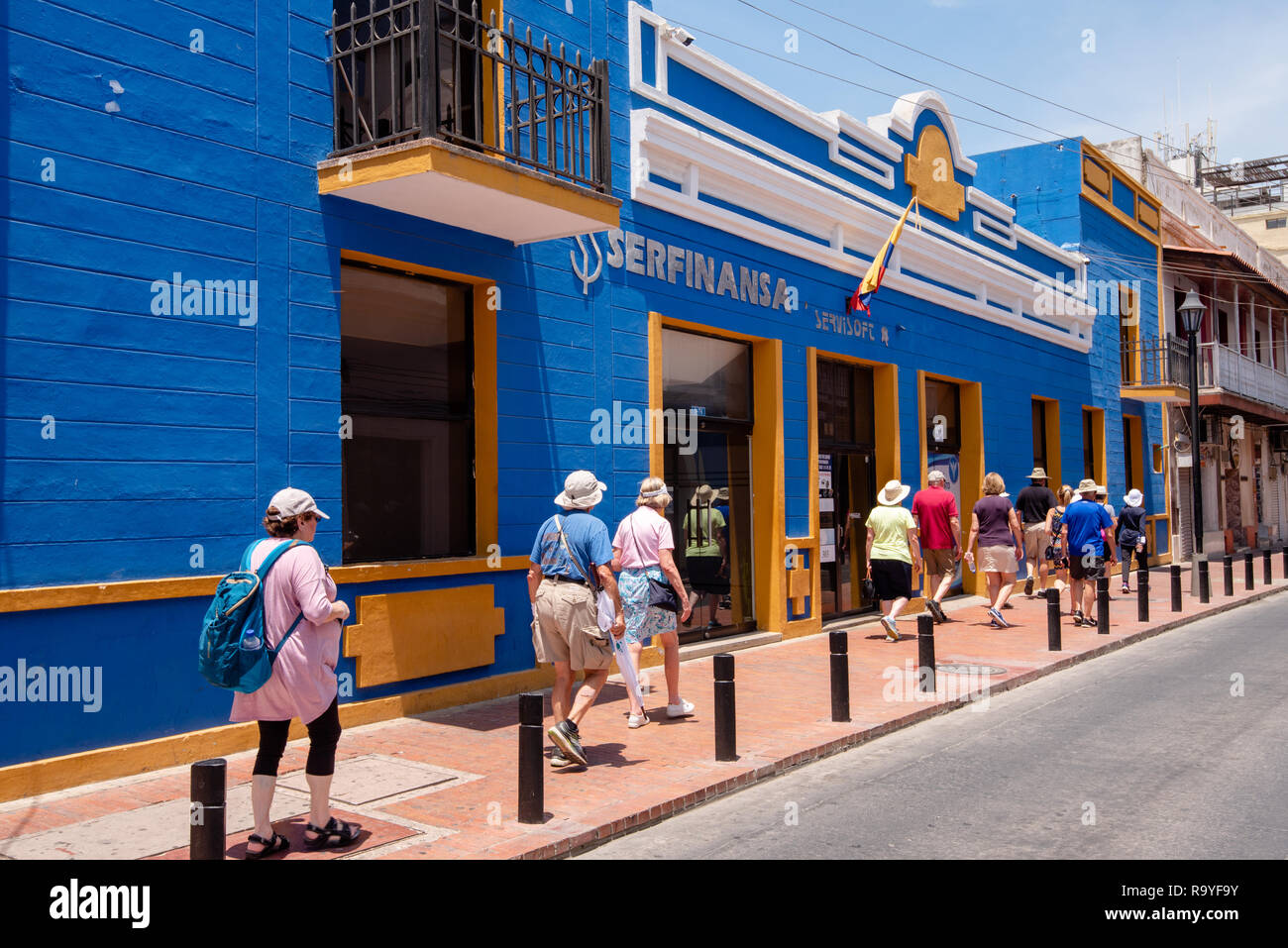 Santa Marta, Kolumbien 22. April 2018. Eine Reisegruppe ist zu Fuß durch ein Einkaufszentrum in Santa Marta Kolumbien. Stockfoto