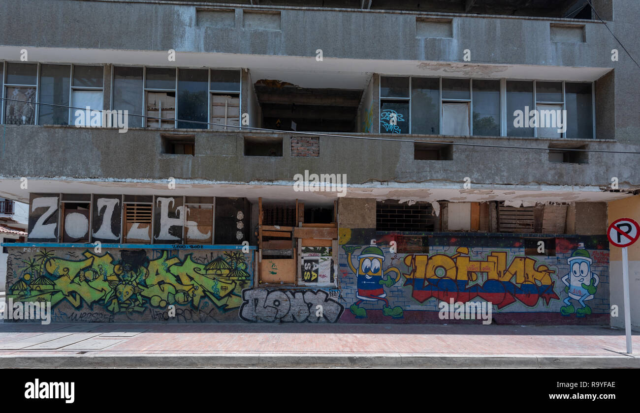 Santa Marta, Kolumbien 22. April 2018. Weitwinkel Foto der Außenseite eines zerfallenden Gebäude mit Graffiti bedeckt. Stockfoto