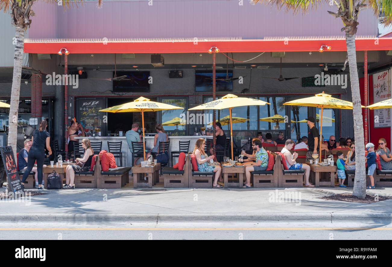 Fort Lauderdale, FL, USA --Mai 1, 2018. Außenbereich ungezwungenen Restaurant am Strand in Fort Lauderdale, Florida. Redaktionelle Verwendung. Stockfoto