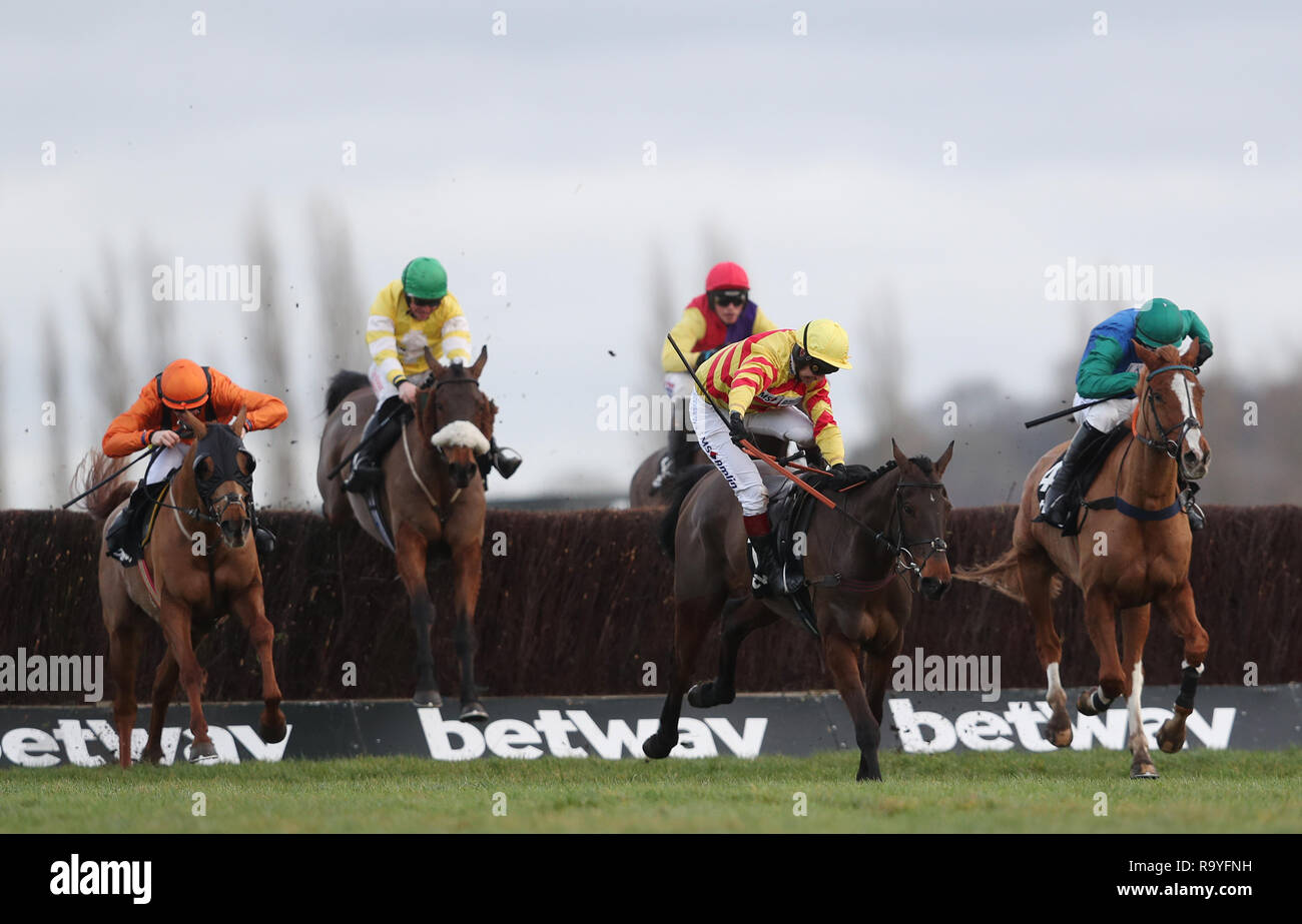 Richard Johnson erhält zurück auf Reikers Insel mit etwaigen Sieger Carole's Destrier folgenden im vierten (Zweite links) und in der betway Mandarin Handicap Chase bei Betway Challow Hürde Tag in Newbury Racecourse. Stockfoto