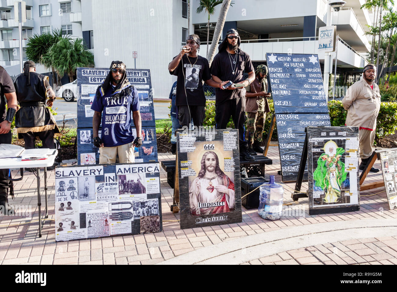 Miami Beach, Florida, Lummus Park, Sprecherin mit freier Rede, ISPUK, Israelitische Schule für universelles praktisches Wissen, Männer mit schwarzem Mann, Schilder, FL181222 Stockfoto