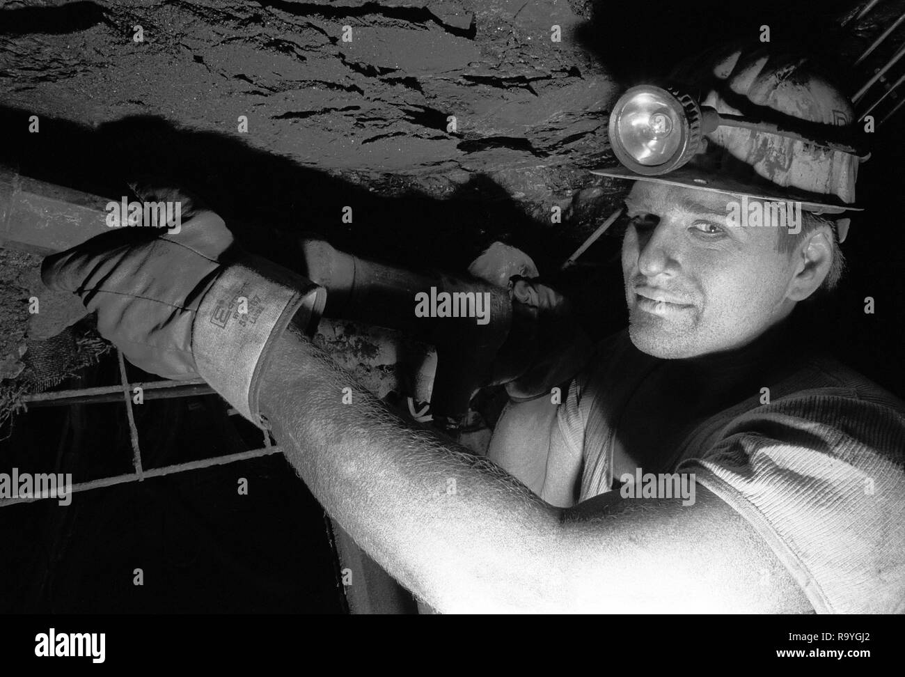 03.04.1993, Hamm, Nordrhein-Westfalen, Deutschland - Bergmann mit Bohrer im Sonnenschein, Floez Steinkohlen-Bergwerk Zeche Heinrich-Robert der Ruhrkoh Stockfoto