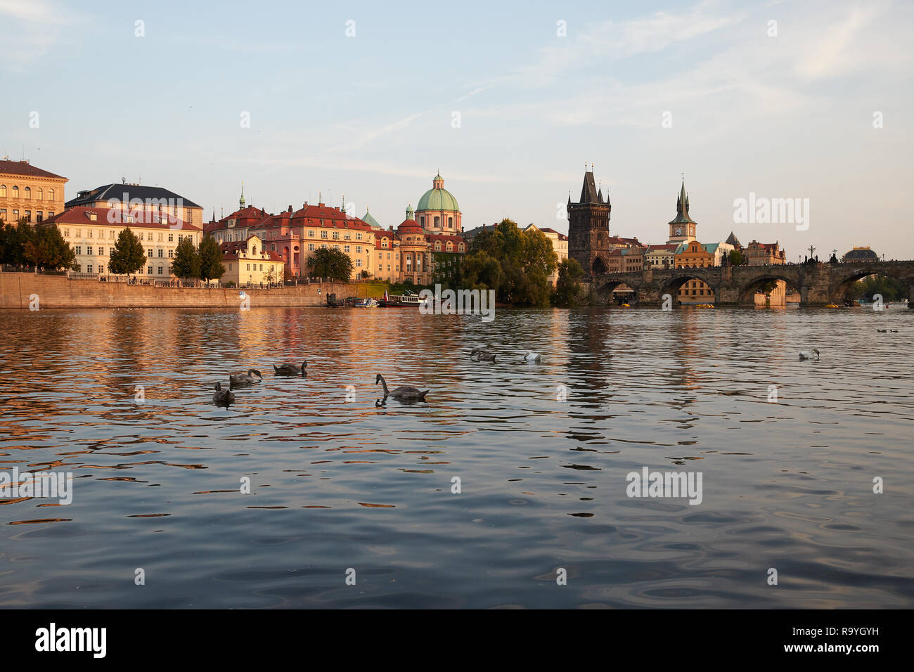 06.09.2018 - Prag, Hlavni Mesto Praha, Tschechien - Blick ueber die Moldau zur Karlsbruecke und in die Altstadt Stare Mesto im Abendrot. 00 R 180906 D 03. Stockfoto