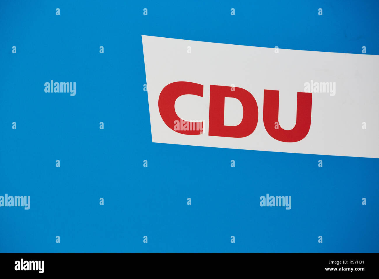 05.11.2018, Berlin, Deutschland - Logo der CDU Deutschlands in einer blauen Flaeche. 00 R 181105 D001 CARO.JPG [MODEL RELEASE: NICHT ZUTREFFEND, EIGENSCHAFT R Stockfoto
