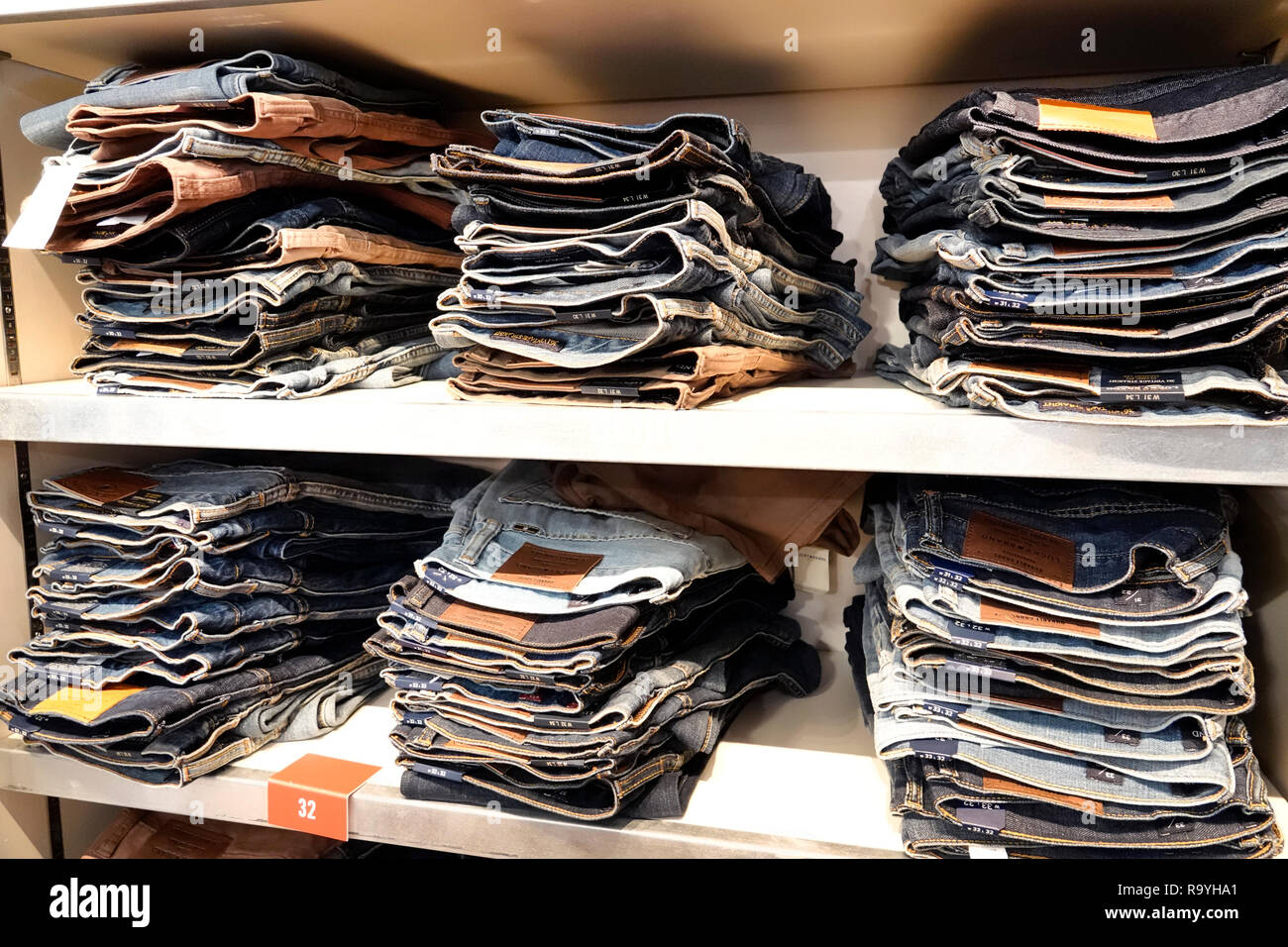 Fort Ft. Lauderdale Florida, Pembroke Pines, Geschäfte im Einkaufszentrum Pembroke Gardens, Lucky Brand Jeans, Inneneinrichtung, gefaltete Hosen, FL181222105 Stockfoto