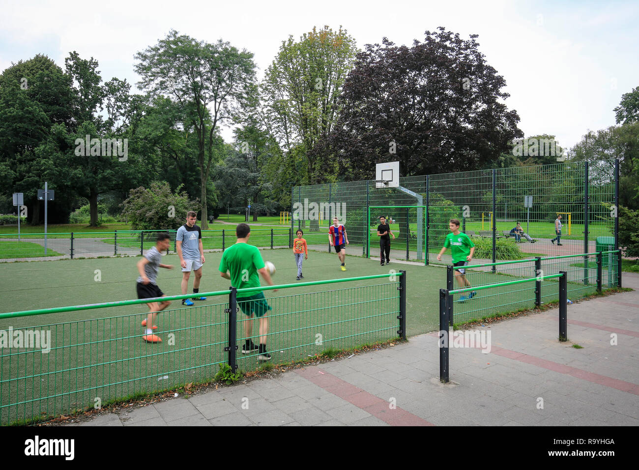 13.08.2016, Essen, Nordrhein-Westfalen, Ruhrgebiet, Deutschland - Jugendliche spielen Fussball auf dem Grundschulhof im Kaiser-Wilhelm-Park in Altenessen, Stockfoto