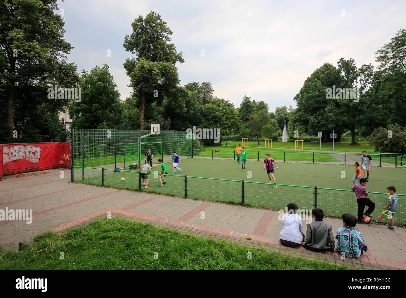 13.08.2016, Essen, Nordrhein-Westfalen, Ruhrgebiet, Deutschland - Jugendliche spielen Fussball auf dem Grundschulhof im Kaiser-Wilhelm-Park in Altenessen, Stockfoto