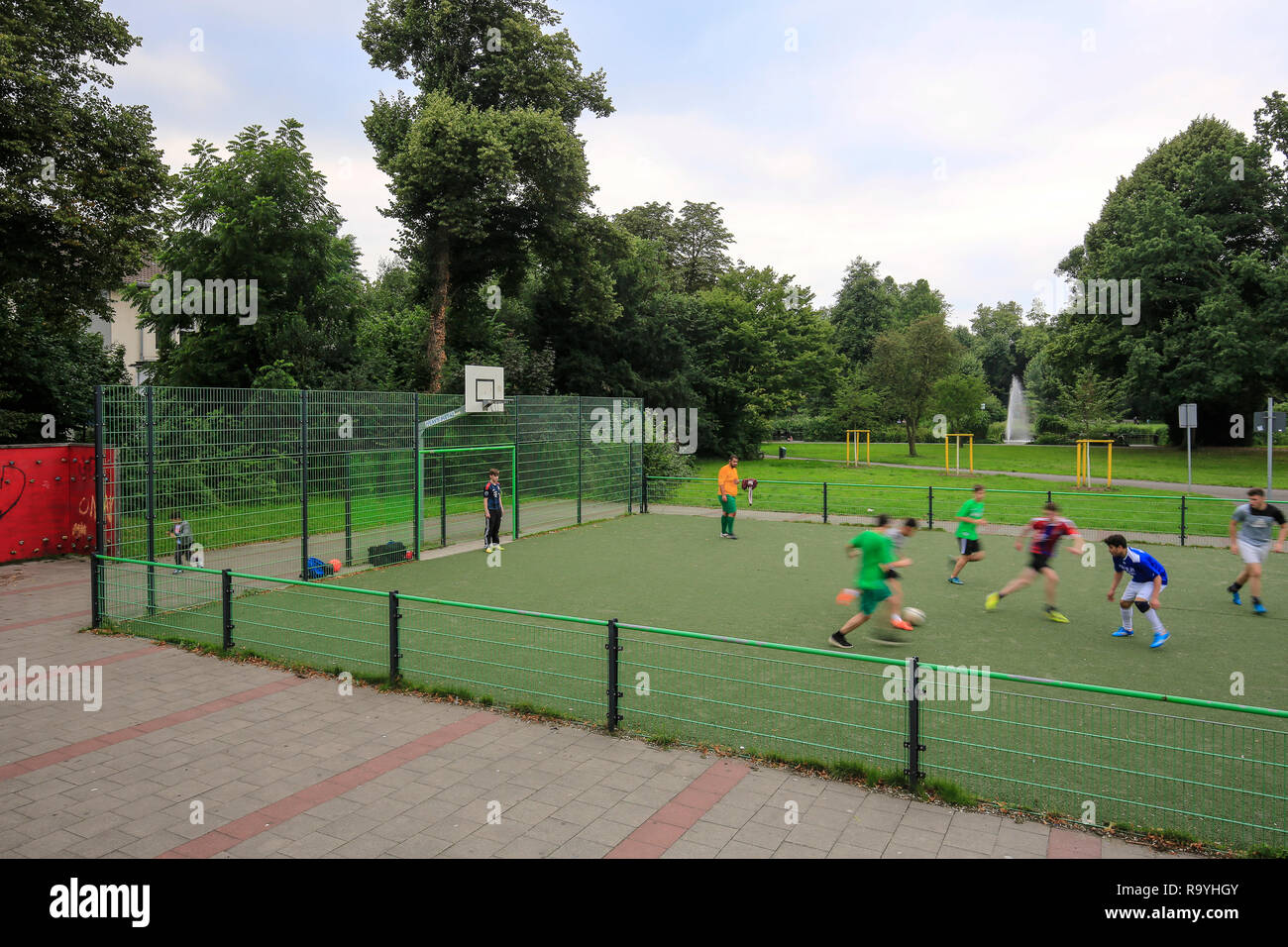 13.08.2016, Essen, Nordrhein-Westfalen, Ruhrgebiet, Deutschland - Jugendliche spielen Fussball auf dem Grundschulhof im Kaiser-Wilhelm-Park in Altenessen, Stockfoto