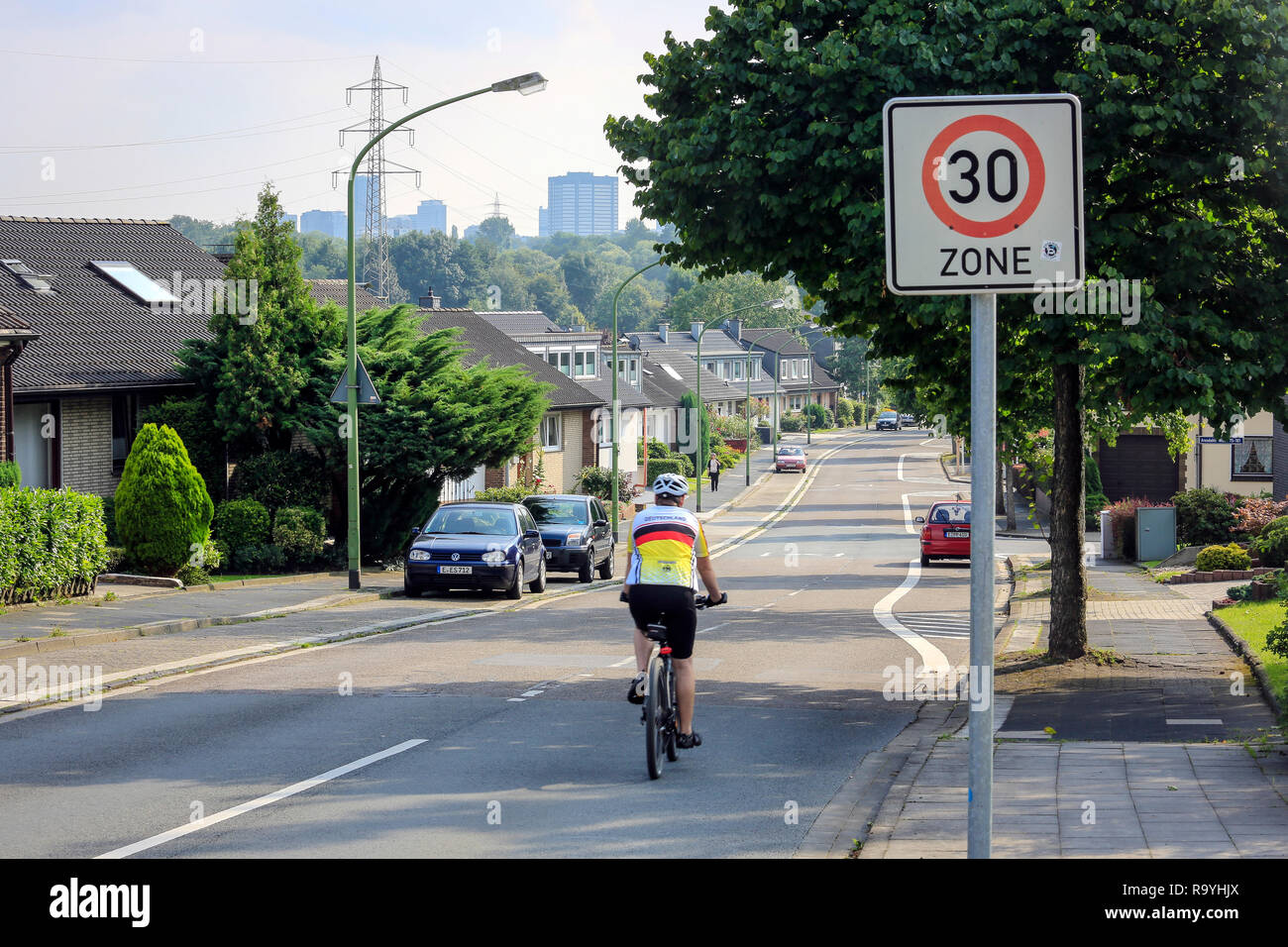13.08.2016, Essen, Nordrhein-Westfalen, Ruhrgebiet, Deutschland - 30 - Zone, Fahrradstrasse mit Radfahrer in Stoppenberg mit Blick Richtung Essener Stad Stockfoto