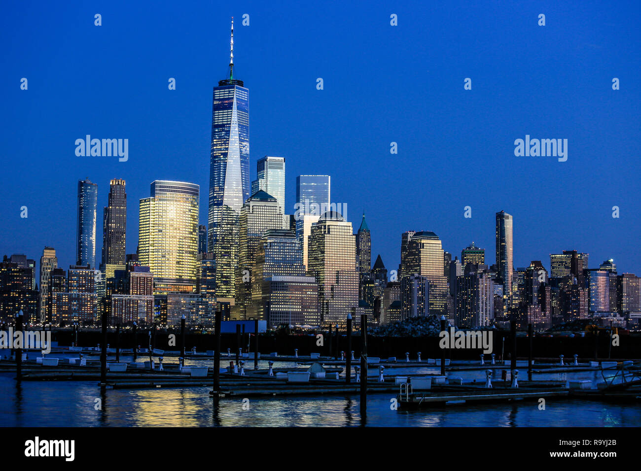 22.02.2018, New York City, New York, Vereinigte Staaten von Amerika-Skyline mit dem Freedom Tower in der Abenddaemmerung, WTC World Trade Center, USA Stockfoto