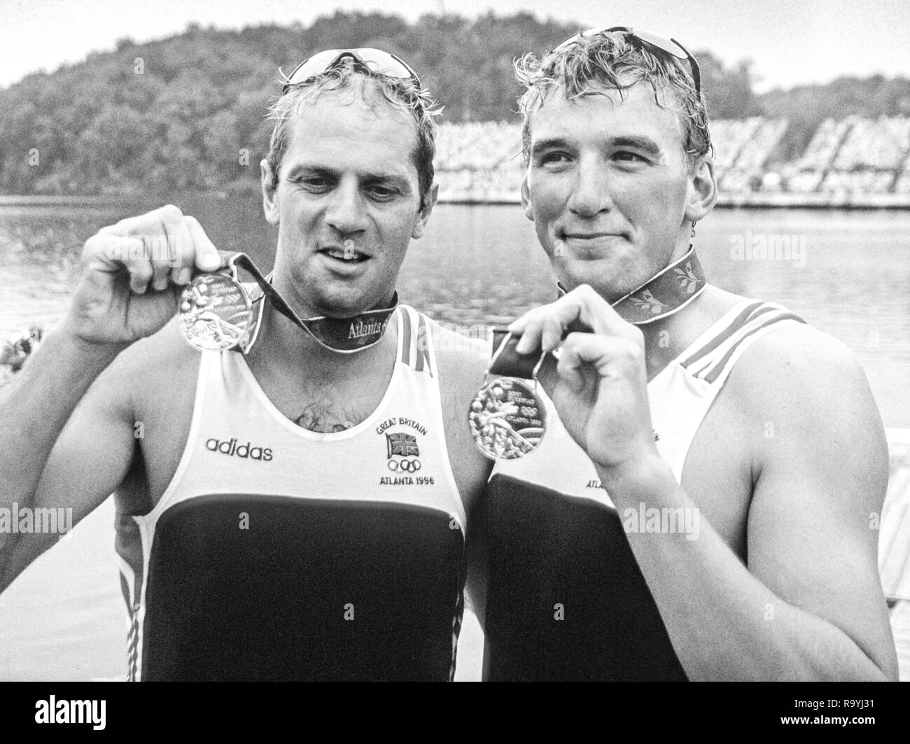 Atlanta, USA, GBR M2-Gold Medallist links Steve Redgrave und Matthew Pinsent, über die Auszeichnungen Dock nach Essen Finale auf der 1996 Olympischen Ruderregatta am Lake Lanier, Gainesville, Georgia [Foto Peter Spurrier/Intersport Bilder] Stockfoto