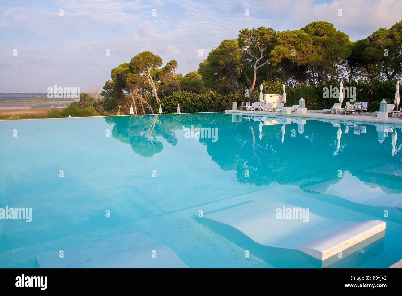 Swimmingpool im schönen Luxus Resort in die Natur ohne Menschen, in der Nähe der Laghi Alimini, Lecce, Salento, Apulien, Süditalien Stockfoto