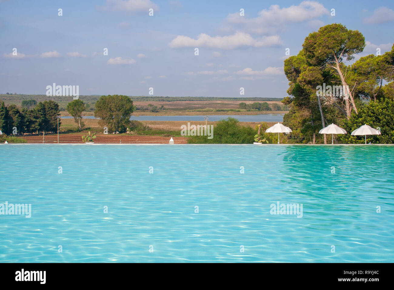 Swimmingpool im schönen Luxus Resort in die Natur ohne Menschen, in der Nähe der Laghi Alimini, Lecce, Salento, Apulien, Süditalien Stockfoto