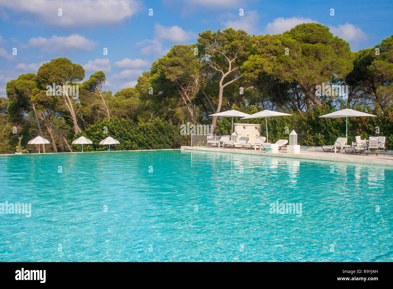 Swimmingpool im schönen Luxus Resort in die Natur ohne Menschen, in der Nähe der Laghi Alimini, Lecce, Salento, Apulien, Süditalien Stockfoto