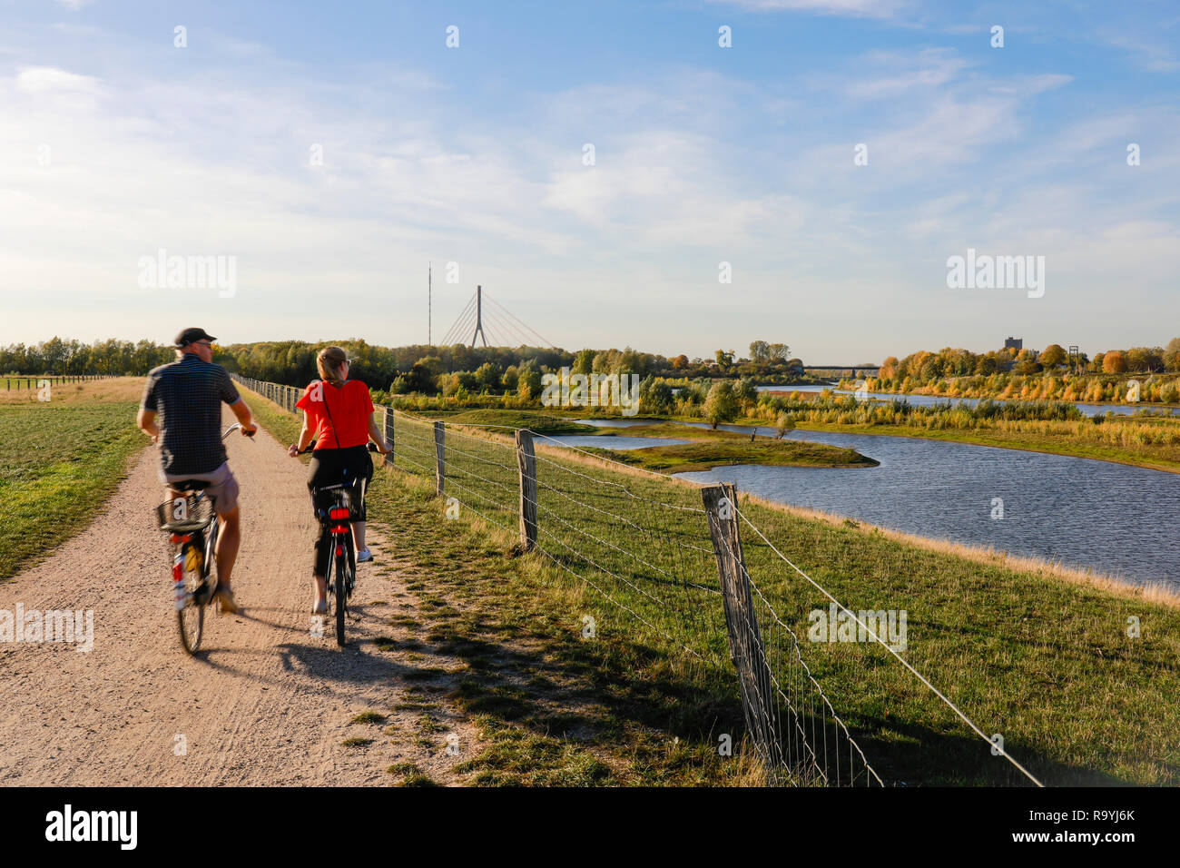 13.10.2018, Wesel, Nordrhein-Westfalen, Niederrhein, Deutschland, Lippe, Blick flussabwaerts in Radfahrer mit dem Rad- und Fußweg im Renaturierten Fl Stockfoto