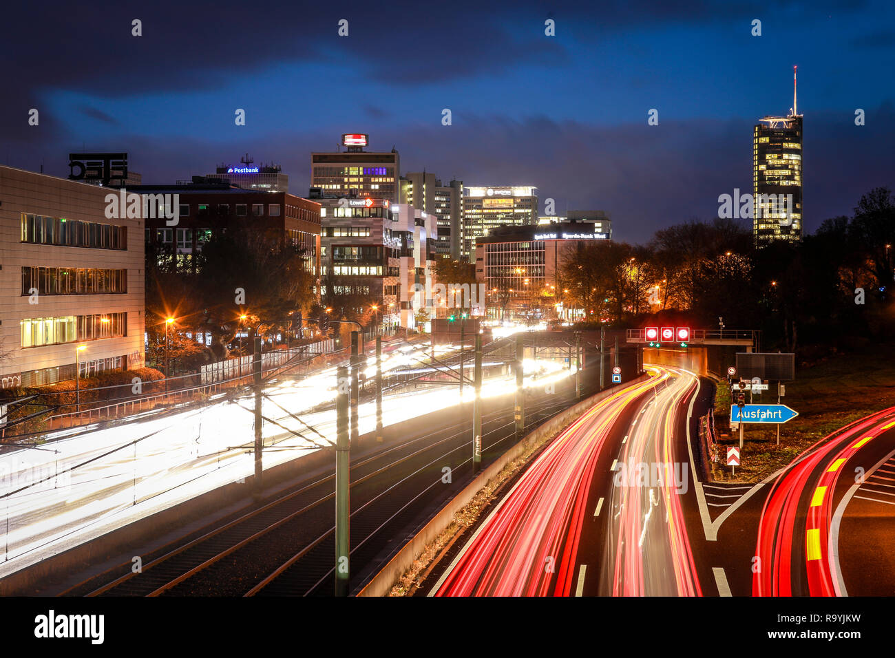 19.11.2018, Essen, Nordrhein-Westfalen, Ruhrgebiet, Deutschland - Blaue Umweltzone, Autobahn A 40 im Feierabendverkehr mit Blick Richtung Essener Sta Stockfoto