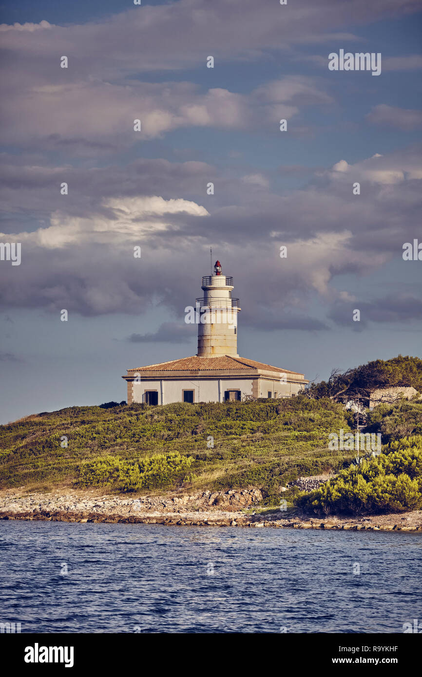 Alcanada Leuchtturm (Faro de Alcanada) bei Sonnenuntergang, Farbe getonte Bild, Mallorca, Balearen, Spanien. Stockfoto