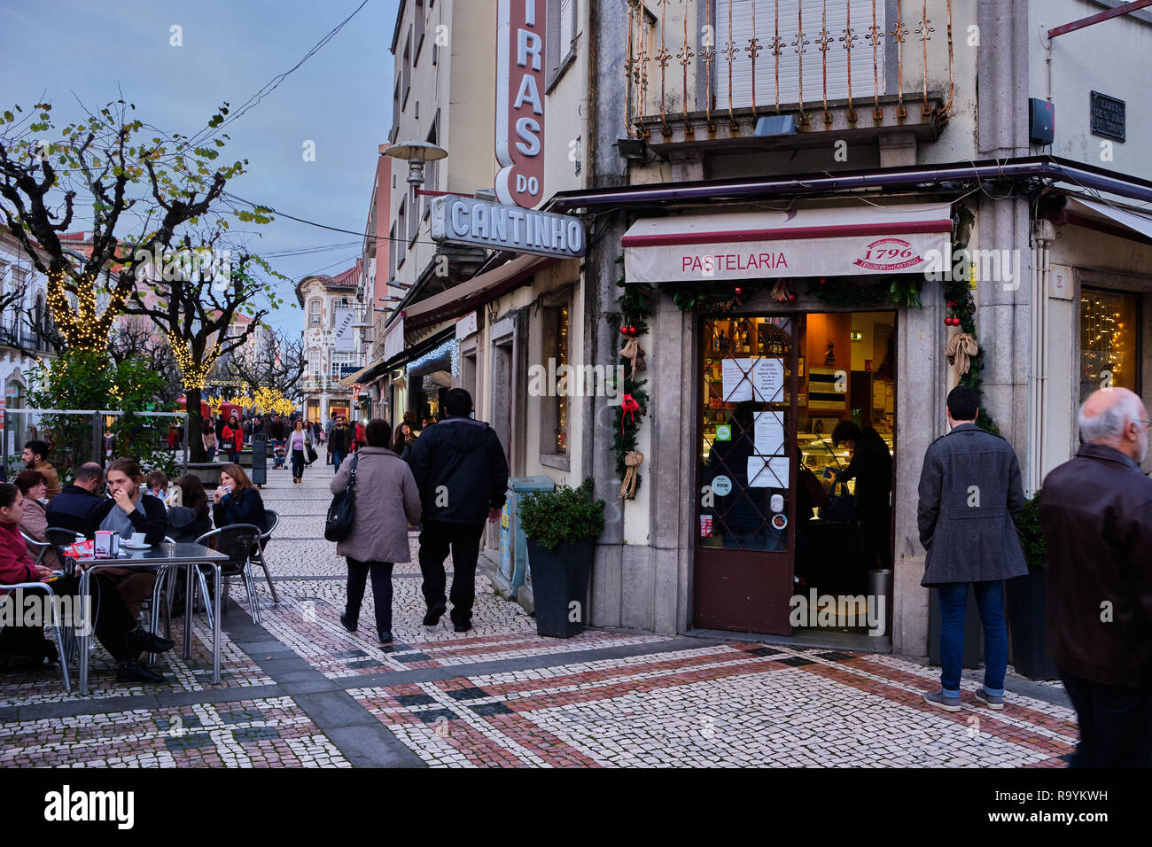 Braga, Portugal - Dezember 23, 2018: In der Ferienzeit die Straßen der Stadt gefüllt mit Menschen. Braga, Portugal. Stockfoto
